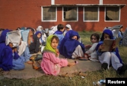 Талибандар жарып жіберген мектепте оқитын қыз балалар ашық далада сабақта отыр. Суаби қалашығы, Пәкістан 15 қараша 2011 ж.