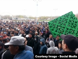 Митинг по земельному вопросу. Актобе, 27 апреля 2016 года. Фотография со страницы Ольги Климоновой в Facebook'e.