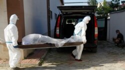 Медработники несут тело умершего от COVID-19. Бишкек, 6 июля 2020 года.