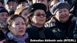 Текебаевди колдогон митингде сөз сүйлөгөн Роза Отунбаева саясий күчтөрдү биригүүгө чакырды, 27-февраль 2017-жыл.