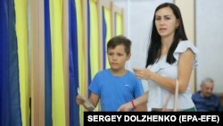 Під час голосування на виборах парламенту України. Київ, 21 липня 2014 року