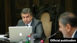 Armenia - Prime Minister Karen Karapetian chairs a cabinet meeting in Yerevan, 19Oct2016.