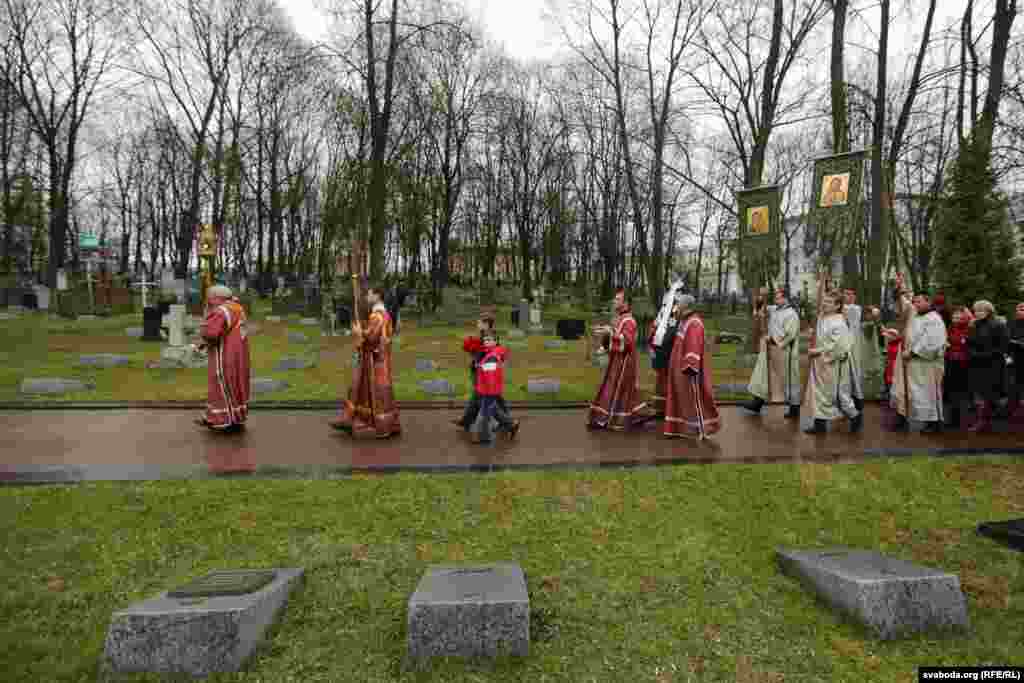 Крыжовы шлях праваслаўных вернікаў па Вайсковым могілкам