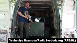 Командир відділення НРК 128 ОВМБр Олександр показує один з наземних дронів свого підрозділу