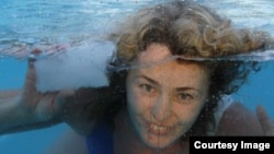 Елена Гусева в большом аквариуме со льдом в Аргентине