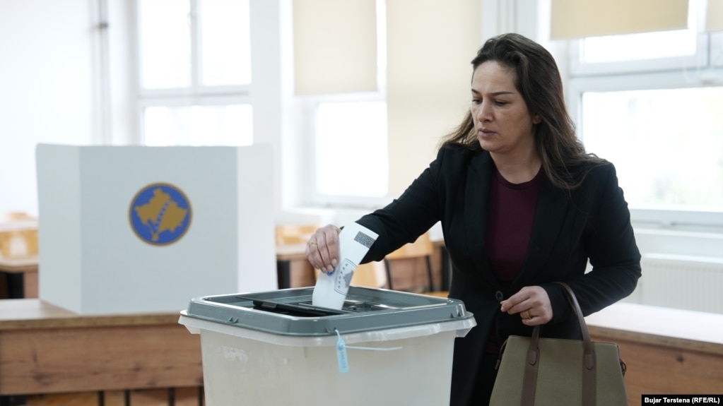 Një grua duke hedhur votën në balotazhin për kryetar komune në një qendër votimi në Prishtinë, 9 nëntor 2025.