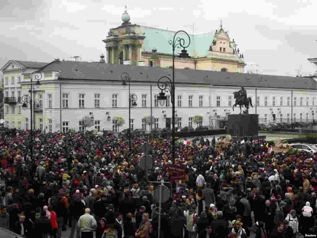 Люди собираются у президентского дворца в Варшаве почтить память погибшего в авиакатастрофе президента Польши Леха Качиньского, 10 апреля 2010