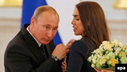 ولادیمیر پوتین در حال اعطای نشان حکومتی به مارگاریتا مامون، ژیمناست روس