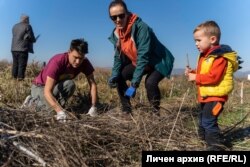  Никола Пенчев със фамилията си на самодейност за садене на дъбчета. 