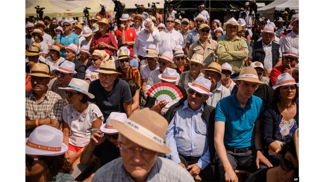 Pe căldurile din mijlocul zilei, cei care s-au strâns la Băile Tușnad primesc cu bucurie pălăriile gratuire distribuite de organizatori.