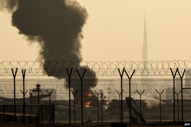 Zjarr në Aeroportin e Dubait pas një sulmi me dron iranian më 16 mars 2026