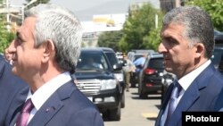 Третий президент Армении Серж Саргсян (справа) с начальником своей охраны Вачаганом Казаряном (архив)