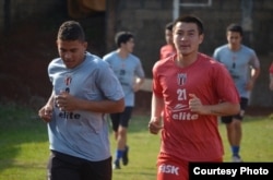 Справа - Рауан Сариев, казахский футболист в бразильской команде «Ботафого», на тренировках.