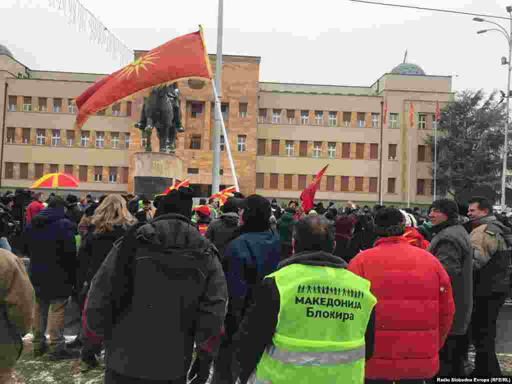 МАКЕДОНИЈА - Вашата позитивна одлука тука во Собранието денеска ја приближува Македонија до членството во НАТО, до моментот кога македонското знаме гордо ќе се вее на јарболот во Брисел со знамињата на останатите земји-членки, но исто така и ја прави извесна можноста во јуни да ги отвориме првите поглавја во преговорите со Европската унија, кои треба да ги затвориме во 2025 година, изјави премиерот Зоран Заев на собраниската седница за уставни измени. Во исто време пред Собранието се одржуваше протест против промената на името и Уставот на државата.