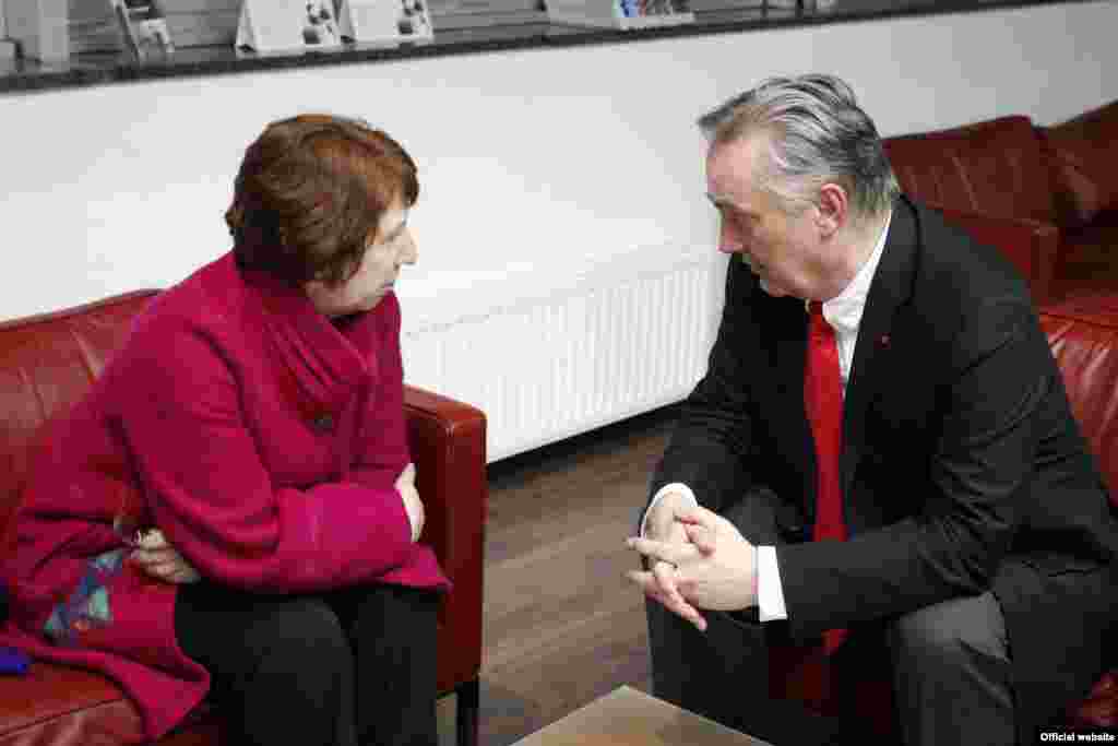  Catherine Ashton po dolasku u Sarajevo i Zlatko Lagumdžija, 29. oktobar 2012. foto: Ministarstvo vanjskih poslova BiH