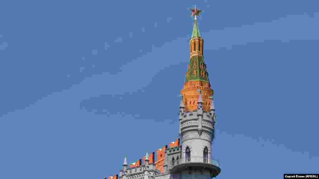Ялтадағы "Қарлығаш ұясы" сарайын Кремльге ұқсатқан карикатура. 