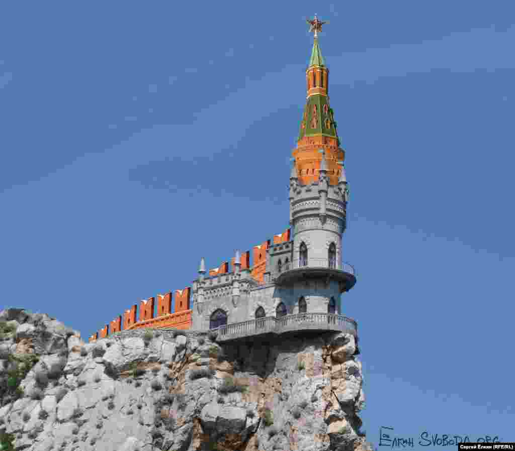 Ласточкино гнездо в Ялте с некоторыми "атрибутами" башен Кремля.