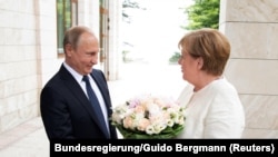 Владимир Путин встречает Ангелу Меркель в Сочи, Россия, 18 мая 2018 года