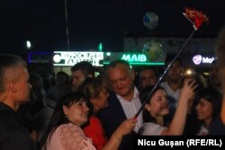 Igor Dodon face o baie de mulțime la festivitățile dedicate zilei proclamării așa-numitei republici Găgăuzia, Comrat, 20 august 2017
