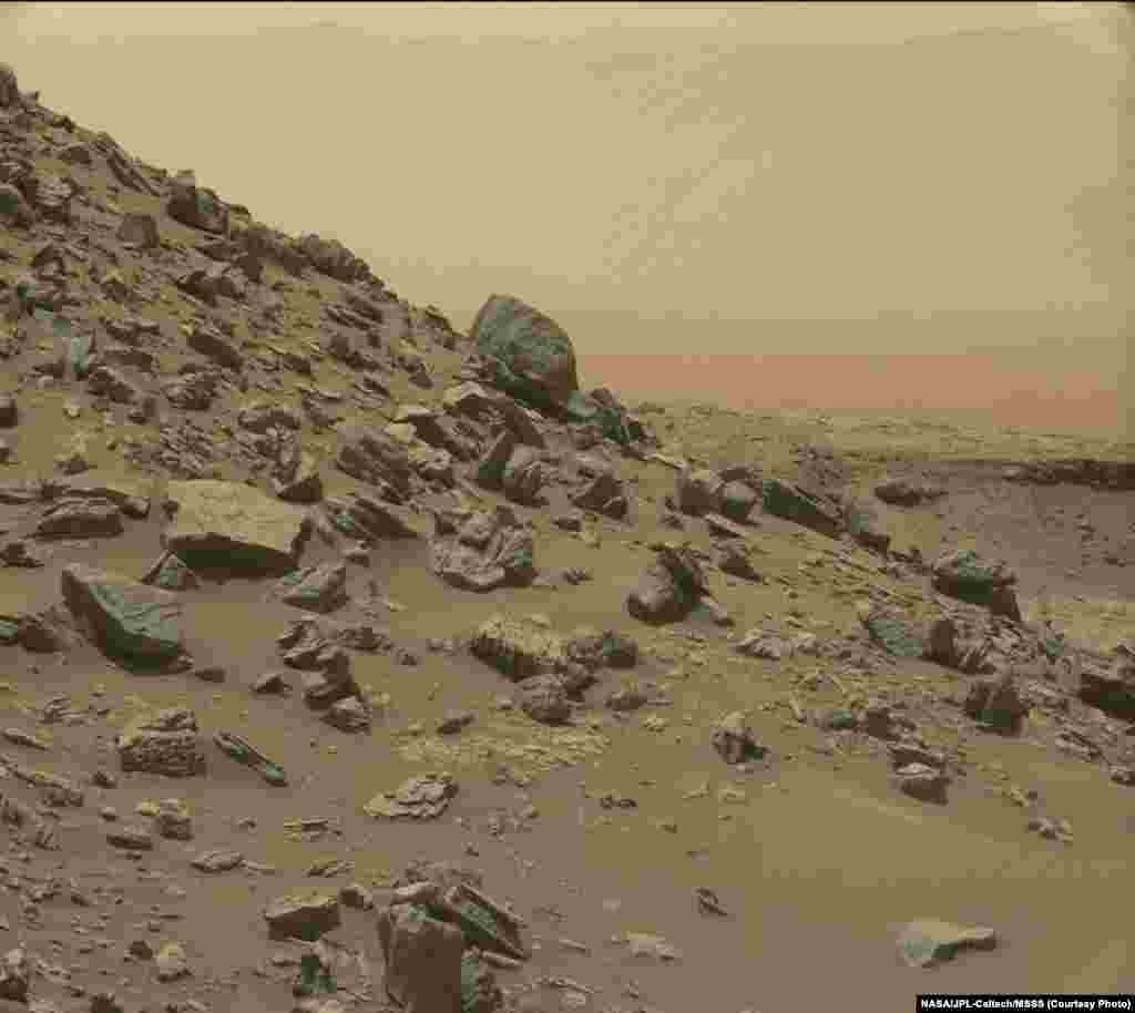 دهانه آتشفشان کارتر در میان مهی از گرد و غبار در سطح مریخ