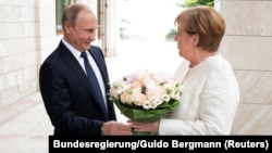 Orsýetiň prezidenti Wladimir Putin we Germaniýanyň kansleri Angela Merkel. 18-nji maý, 2018 ý.