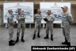 Російські військові в холі бази «Арктичний трилисник» на острові Земля Олександри, 17 травня 2021 року