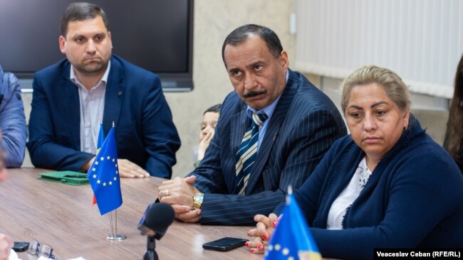 Përfaqësues të komunitetit rom në një takim me ministren belge të Azilit dhe Migracionit, që u mbajt në Kishinau, më 13 maj 2025.