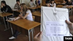 Russia -- pupils in the school befor the state examination. Tacher holds package with questions, 22Apr2008 