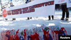 Protestatari antiguvernamentali în fața unei filiale a Deutsche Bank la Kiev