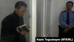 Белсенді Әсет Нұржаубай жарыссөзде сөйлеп тұр. Алматы, 27 қыркүйек 2018 жыл.