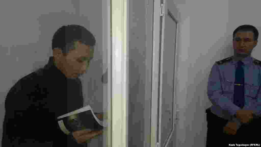 Шетелде тұратын қазақстандық олигарх, Қазақстан билігін сынаушы Мұхтар Әблязовтың қозғалысын қолдады деп айыпталған Әсет Нұржаубай 4 жылға шартты түрде сотталды. Ол сотта Әблязовтың алдағанын, ісіне өкінетінін айтты. Әсет Нұржаубай жарыссөзде сөйлеп тұр. Алматы. 27 қыркүйек 2018 жыл. Азаттық тілшісі Қазис Тоғызбаевтың фотосы. 