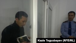 Подсудимый Асет Нуржаубай в зале суда. Алматы, 27 сентября 2018 года. 