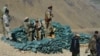 Сили на авганистанското движење против талибанците чуваат стража во една постаница во Котал-е Анџуман во областа Паријан во провинцијата Паншир, 23 август 2021 година