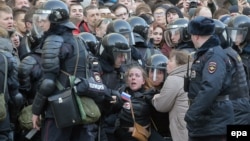 Полиция задерживает участников акции протеста против коррупции. Москва, 26 марта 2017 года.