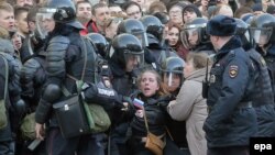 Поліція затримує учасників антиурядової акції, Москва, Росія, 31 березня 2017 року