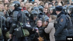 Задержание участницы акции в Москве.