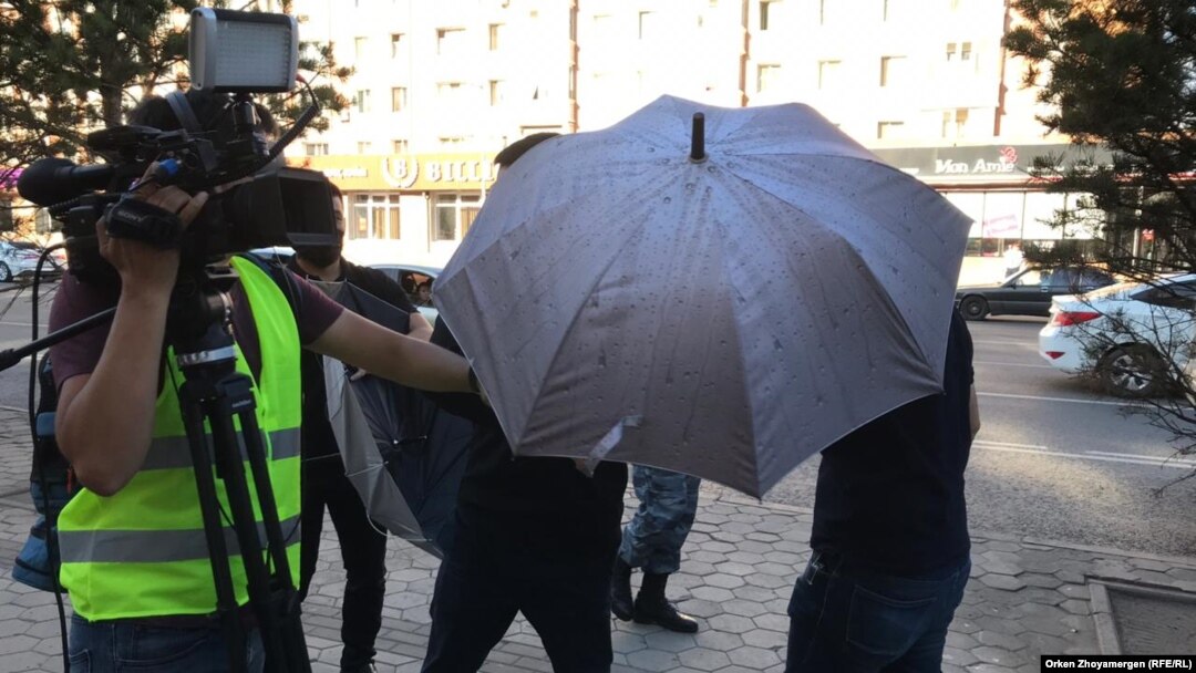 Почему полицейские не задерживали парней с зонтиками?