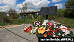 Kosovë: memorial i ngritur për kujtim të viktimave të një sulmi të avionëve të NATO-s, gjatë bombardimeve të vitit 1999 mbi Jugosllavi, mbi një urë në fshatin Lluzhan të Podujevës. 