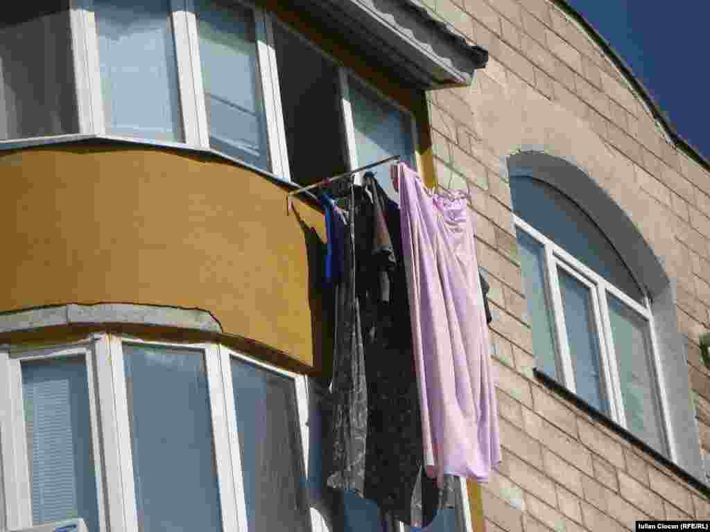Alt apartament nou cu rufe la balcon