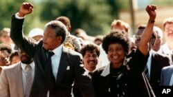 Нельсон Мандела та його дружина після звільнення правозахисника з в’язниці, 11 лютого 1990 року