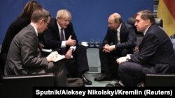 Rusiya prezidenti President Vladimir Putin Britaniyanın baş naziri Boris Johnson, 19 yanvar 2020, Berlin