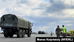 Военная полиция и военные автомобили, машины скорой помощи на перекрытой трассе, ведущей в войсковую часть, где произошли взрывы. Жамбылская область, 27 августа 2021 года
