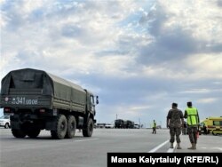 Военная полиция и военные автомобили, машины скорой помощи на перекрытой трассе, ведущей в войсковую часть, где произошли взрывы. Жамбылская область, 27 августа 2021 года