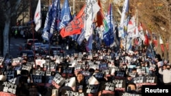 Protestuesit kundër presidentit të Koresë së Jugut protestojnë afër zyrës së tij në Seul.
