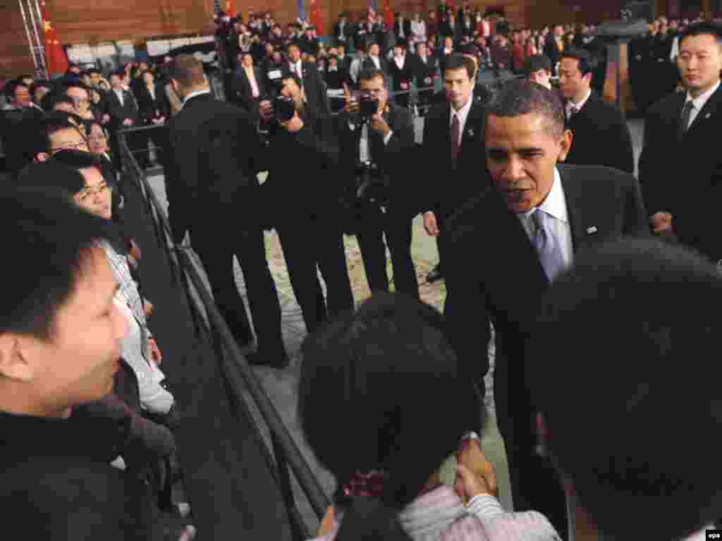 Претседателот на САд Барак Обама се поздравува со студенти во Шангај