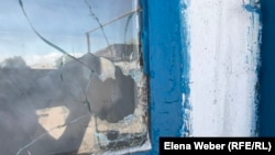 Разбитое от выстрела стекло в оконном проеме дома Бактыбаевых. Поселок Атасу, Карагандинская область, 1 июня 2019 года.