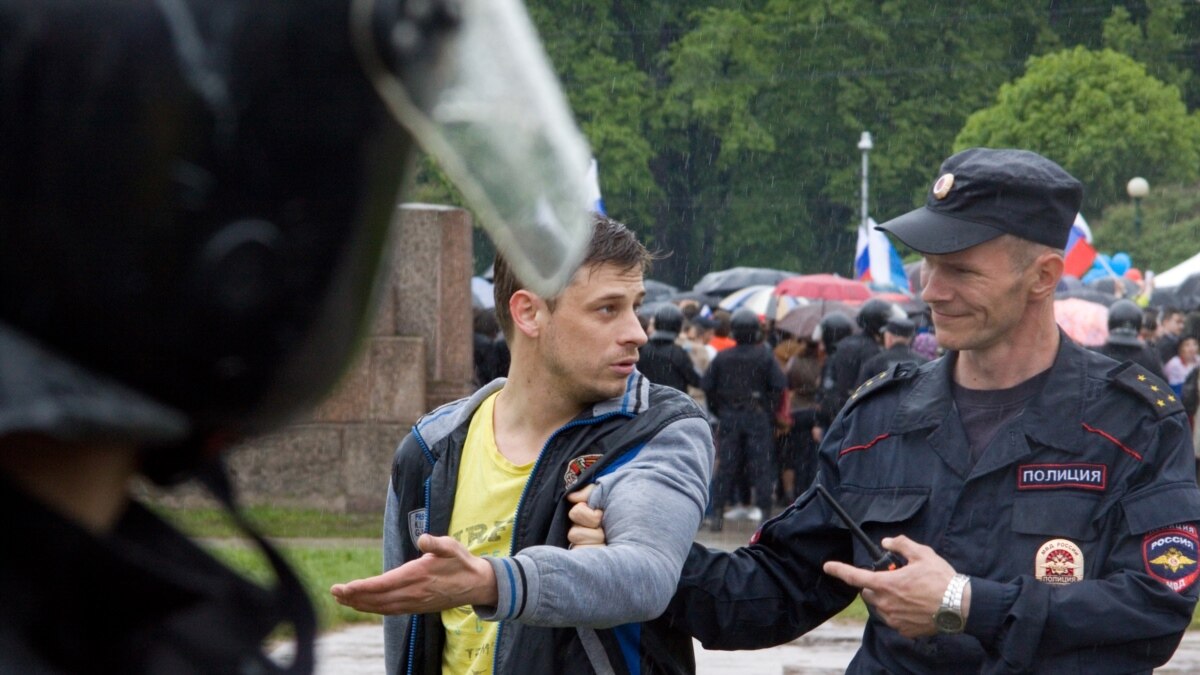 Полиция иду. Полицейских СМИ рассказать. Полиция ходит по домам. Полиция Швеции против коррупции. Полицейский идет в перед.