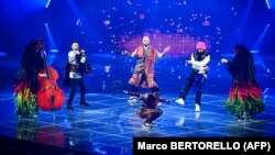  Украинская группа Kalush Orchestra во время выступления с песней Stefania в финале песенного конкурса «Евровидение-2022». Турин, Италия, 14 мая 2022 года