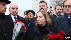 Lynne Tracy amerikai nagykövet a gyászszertartásnak helyet adó templom előtt 2024. március 1-jén
