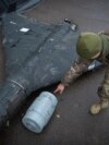 Украинский военный осматривает сбитый ранее беспилотник Shahed. Иллюстративная фотография